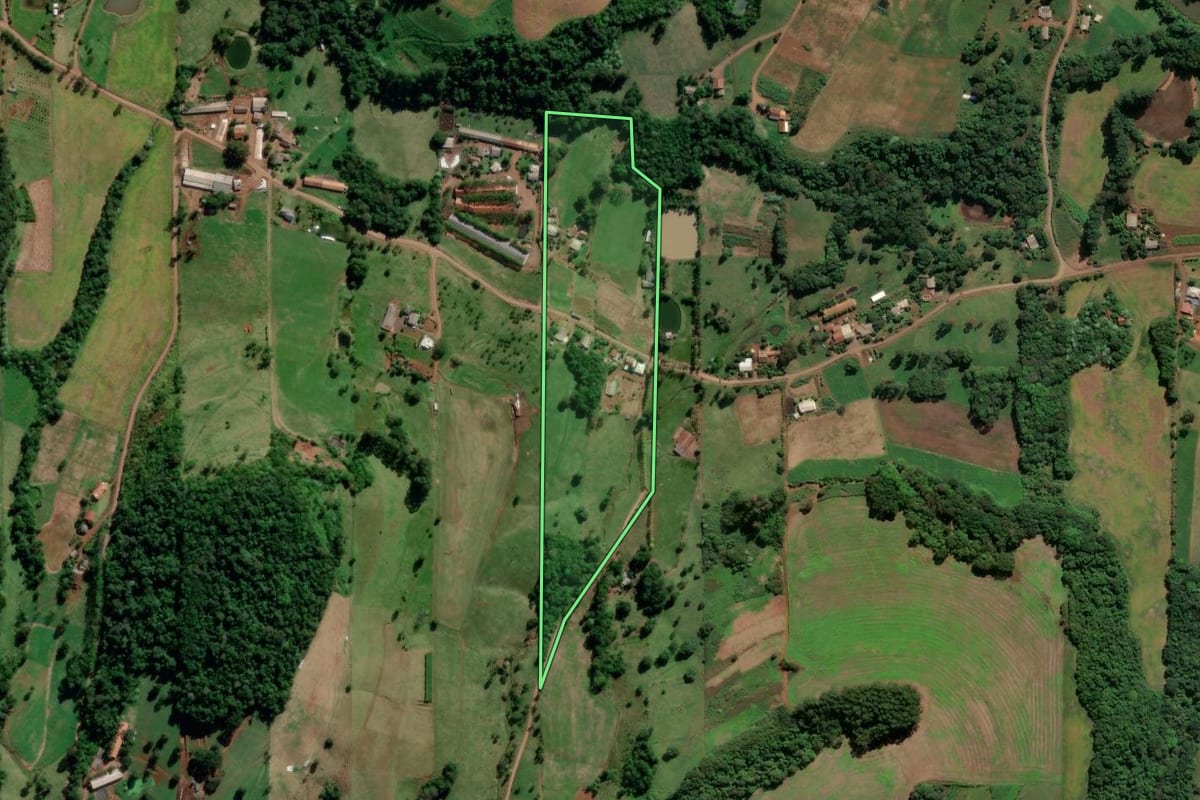 Imagem de satélite do imóvel rural em Saudades (SC), com o contorno declarado no CAR desenhado por cima.