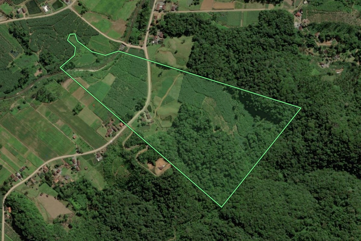 Imagem de satélite do imóvel rural em Schroeder (SC), com o contorno declarado no CAR desenhado por cima.
