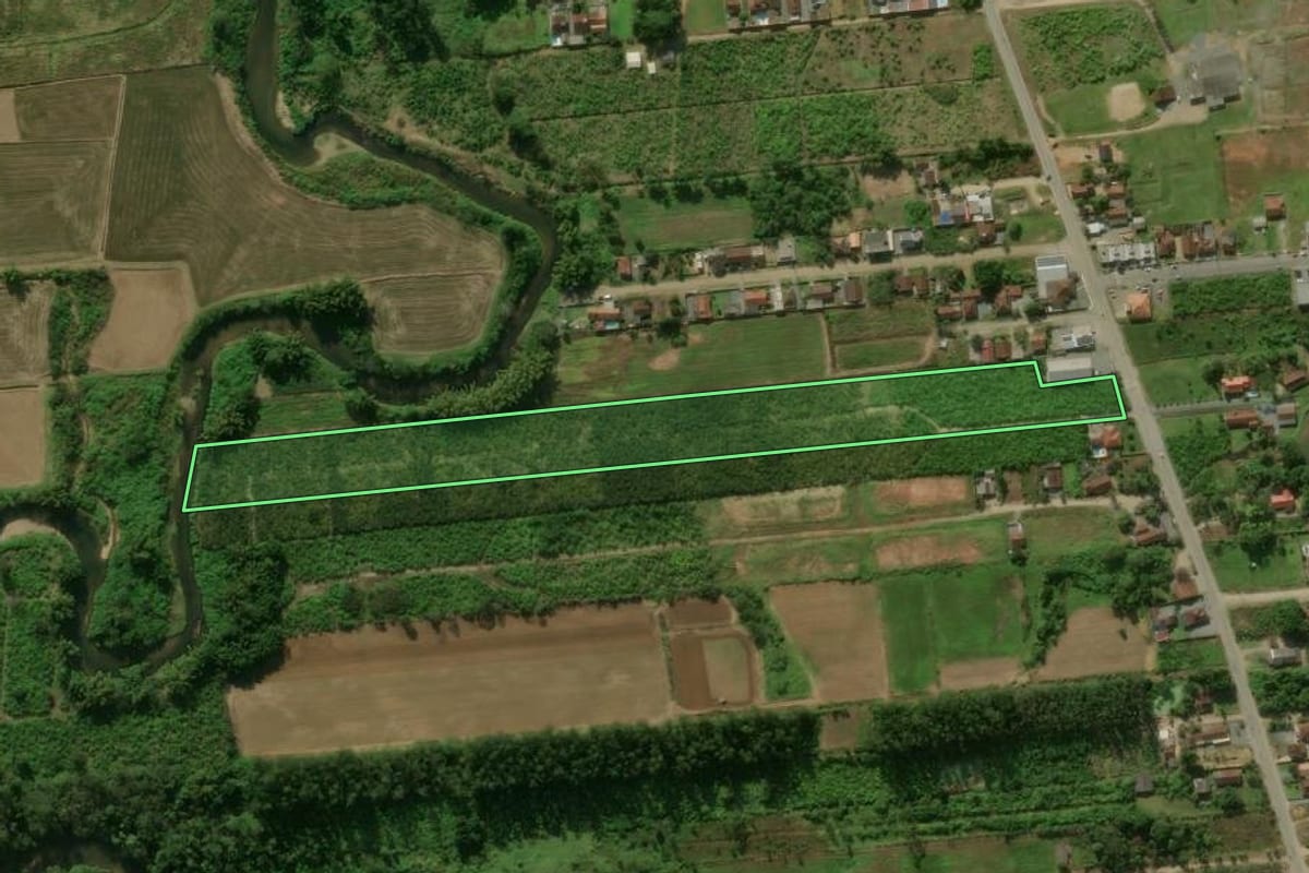 Imagem de satélite do imóvel rural em Schroeder (SC), com o contorno declarado no CAR desenhado por cima.