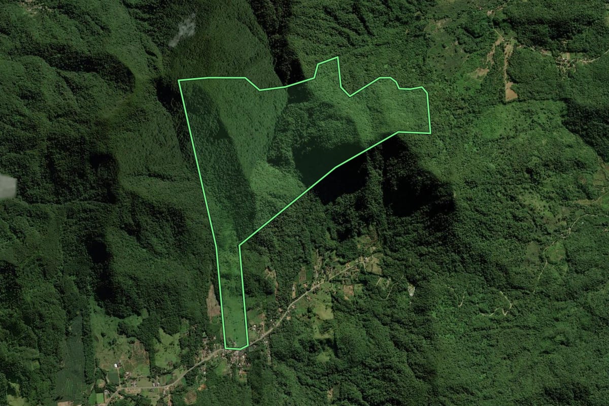 Imagem de satélite do imóvel rural em Schroeder (SC), com o contorno declarado no CAR desenhado por cima.