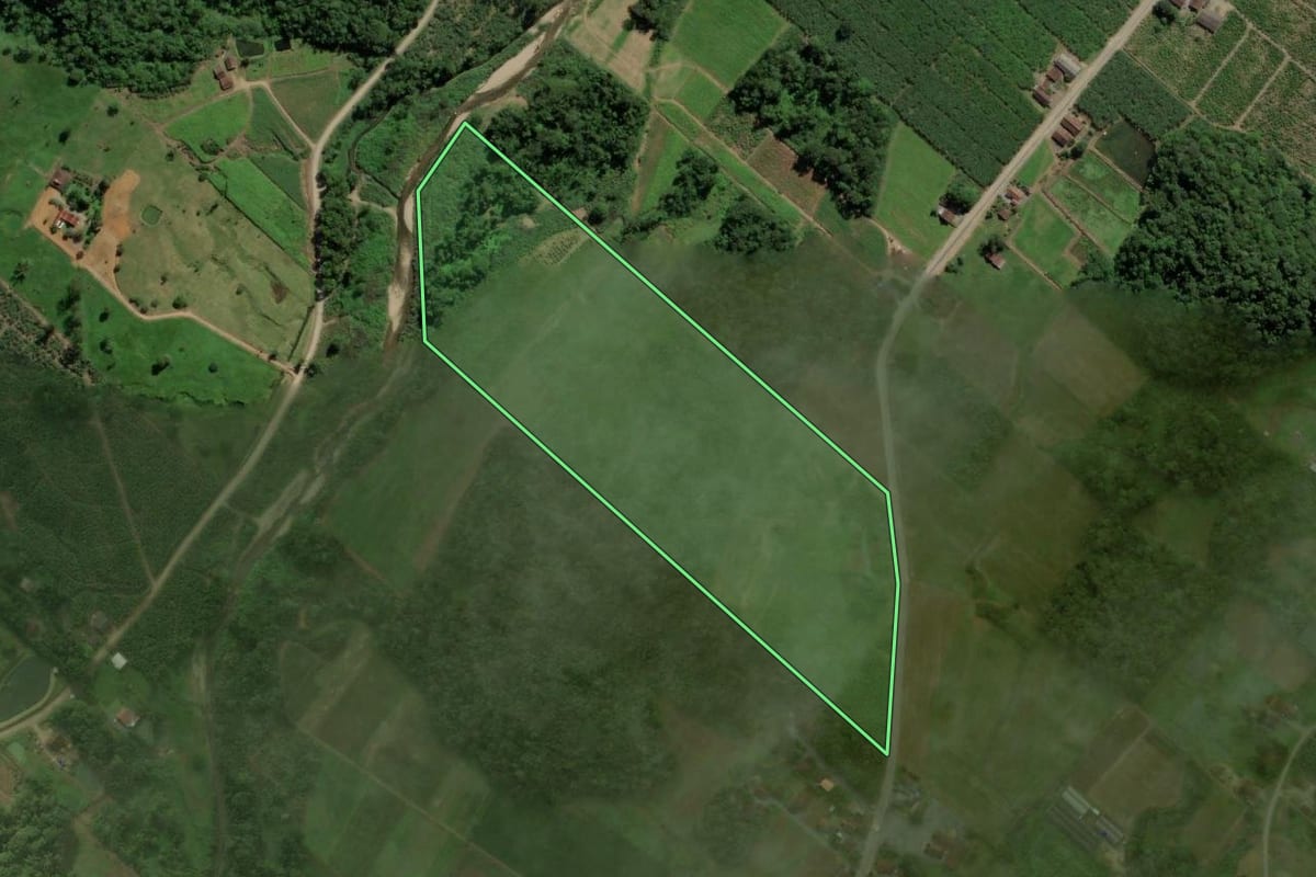 Imagem de satélite do imóvel rural em Schroeder (SC), com o contorno declarado no CAR desenhado por cima.