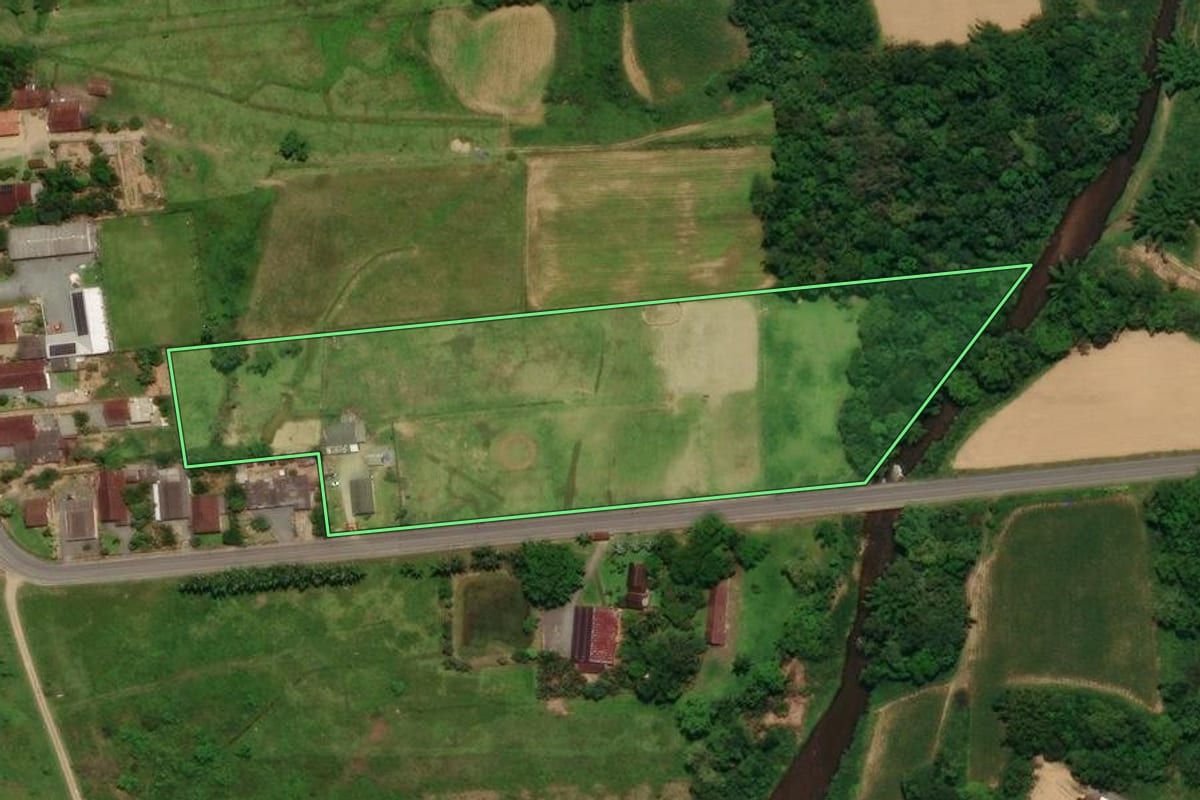 Imagem de satélite do imóvel rural em Schroeder (SC), com o contorno declarado no CAR desenhado por cima.