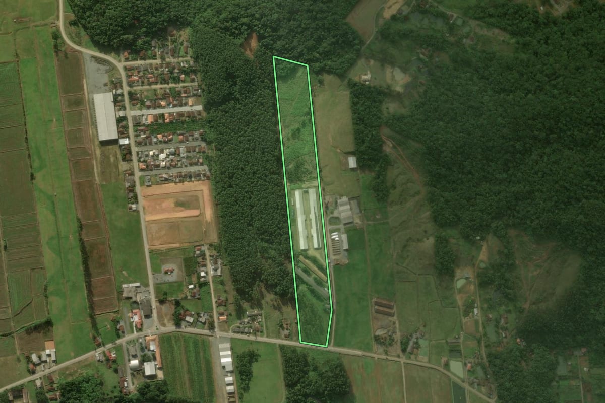 Imagem de satélite do imóvel rural em Schroeder (SC), com o contorno declarado no CAR desenhado por cima.