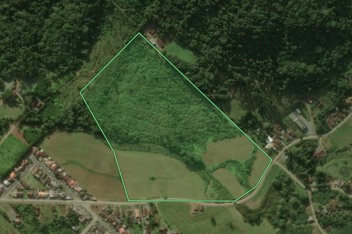 Imagem de satélite do imóvel rural em Schroeder (SC), com o contorno declarado no CAR desenhado por cima.