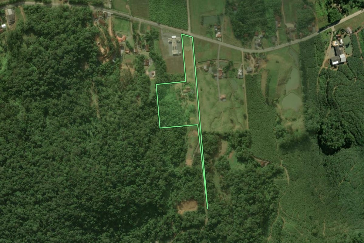 Imagem de satélite do imóvel rural em Schroeder (SC), com o contorno declarado no CAR desenhado por cima.
