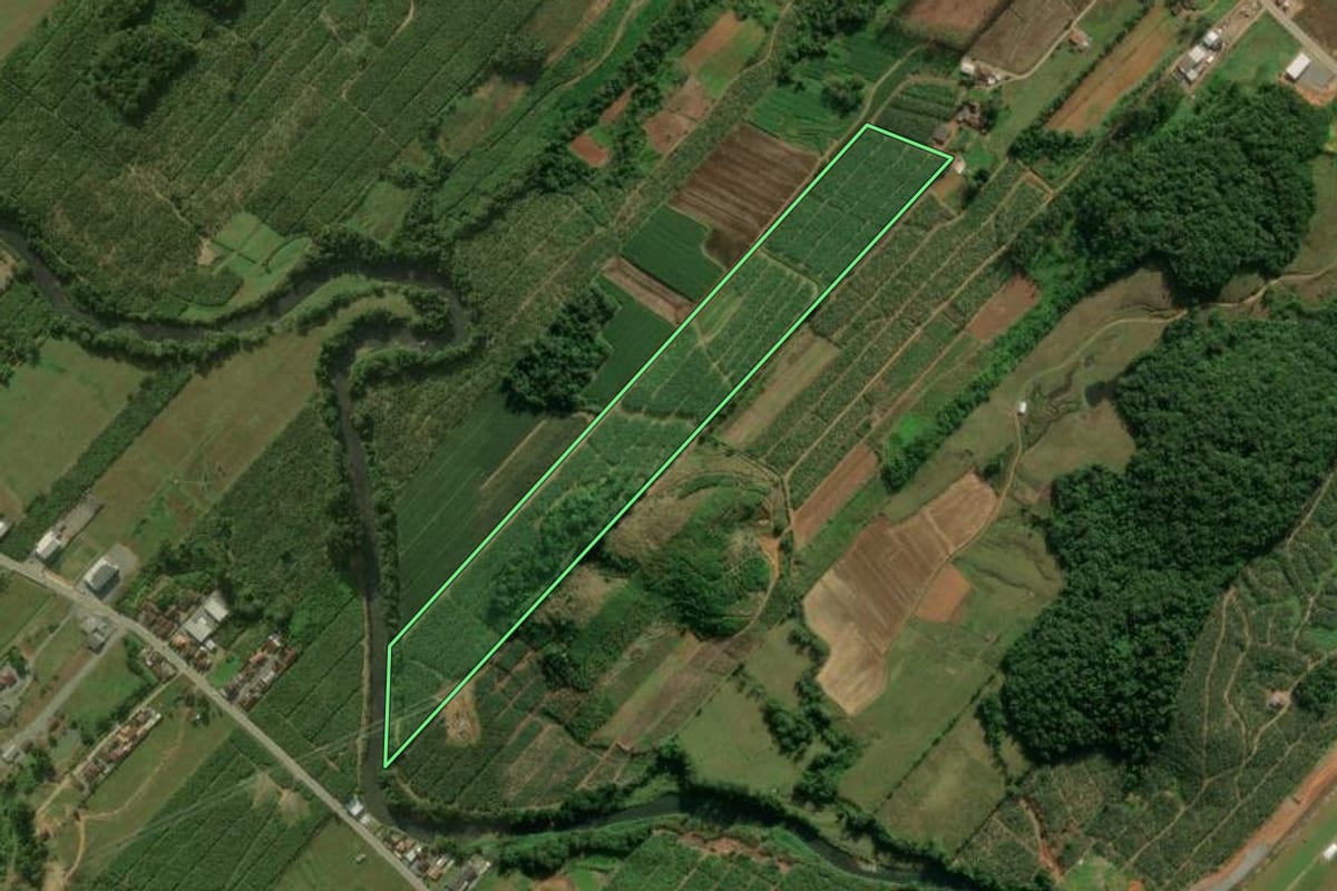 Imagem de satélite do imóvel rural em Schroeder (SC), com o contorno declarado no CAR desenhado por cima.