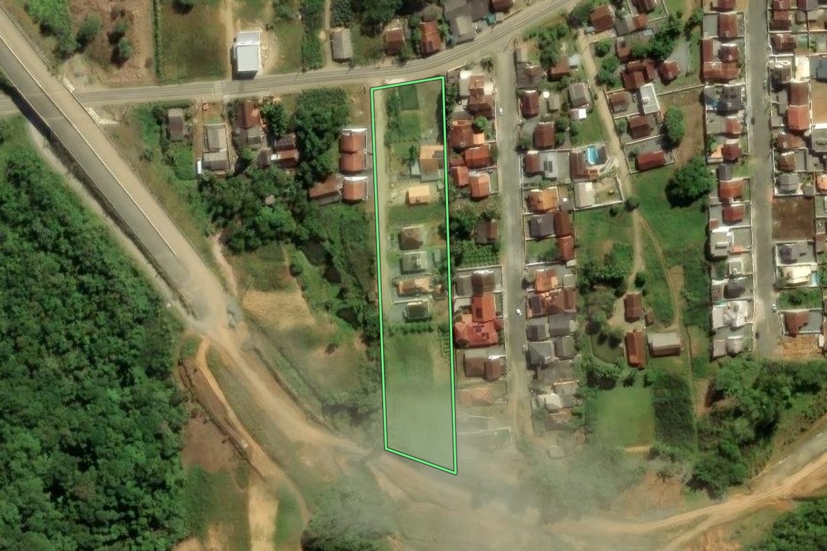 Imagem de satélite do imóvel rural em Schroeder (SC), com o contorno declarado no CAR desenhado por cima.