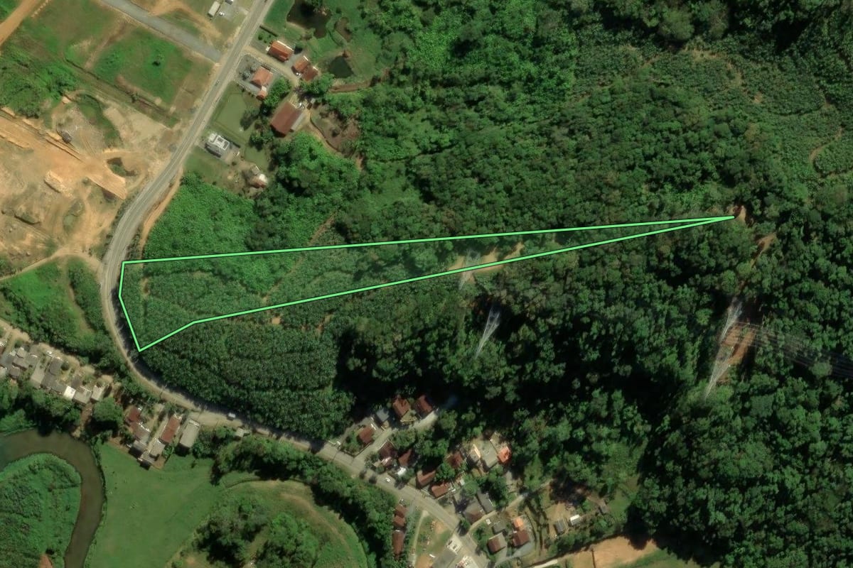 Imagem de satélite do imóvel rural em Schroeder (SC), com o contorno declarado no CAR desenhado por cima.