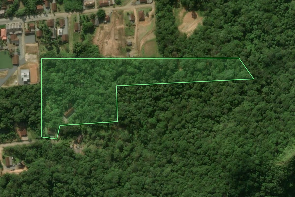 Imagem de satélite do imóvel rural em Schroeder (SC), com o contorno declarado no CAR desenhado por cima.