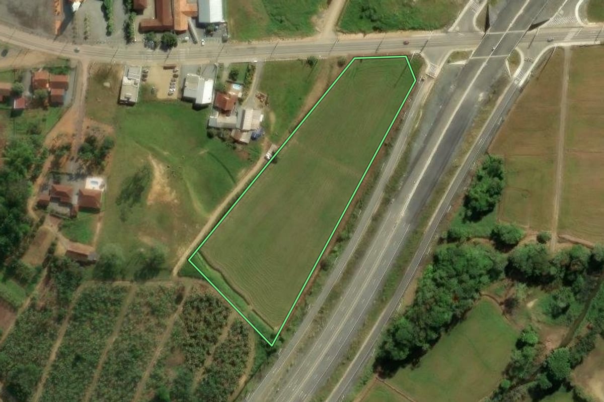 Imagem de satélite do imóvel rural em Schroeder (SC), com o contorno declarado no CAR desenhado por cima.