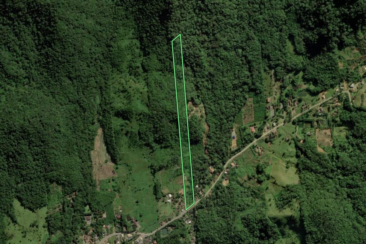 Imagem de satélite do imóvel rural em Schroeder (SC), com o contorno declarado no CAR desenhado por cima.