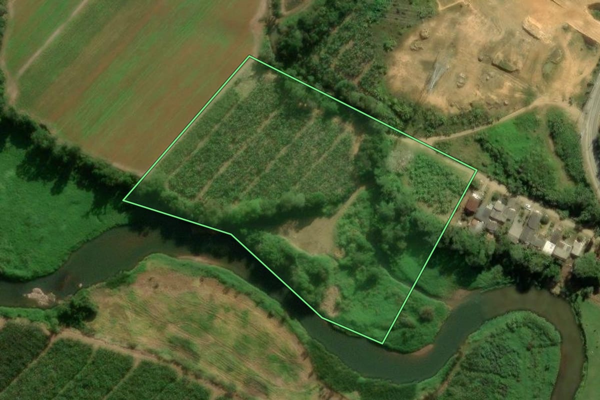 Imagem de satélite do imóvel rural em Schroeder (SC), com o contorno declarado no CAR desenhado por cima.