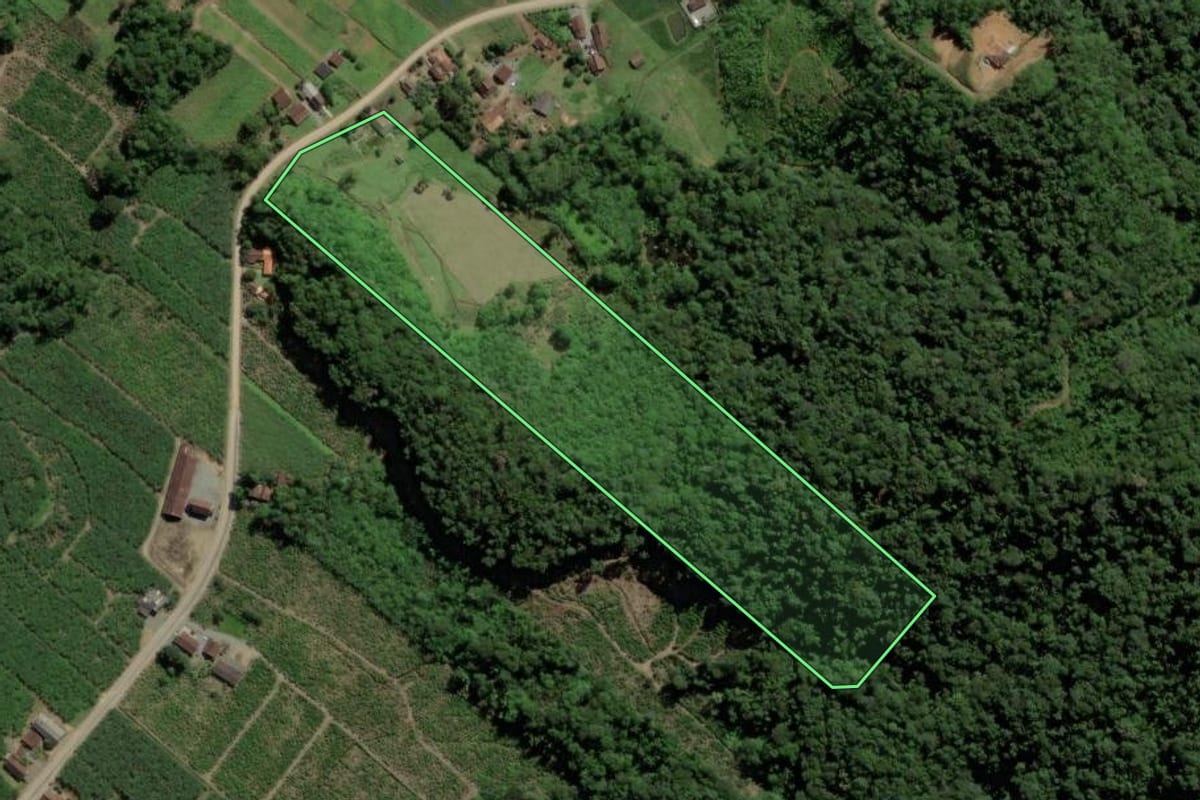 Imagem de satélite do imóvel rural em Schroeder (SC), com o contorno declarado no CAR desenhado por cima.