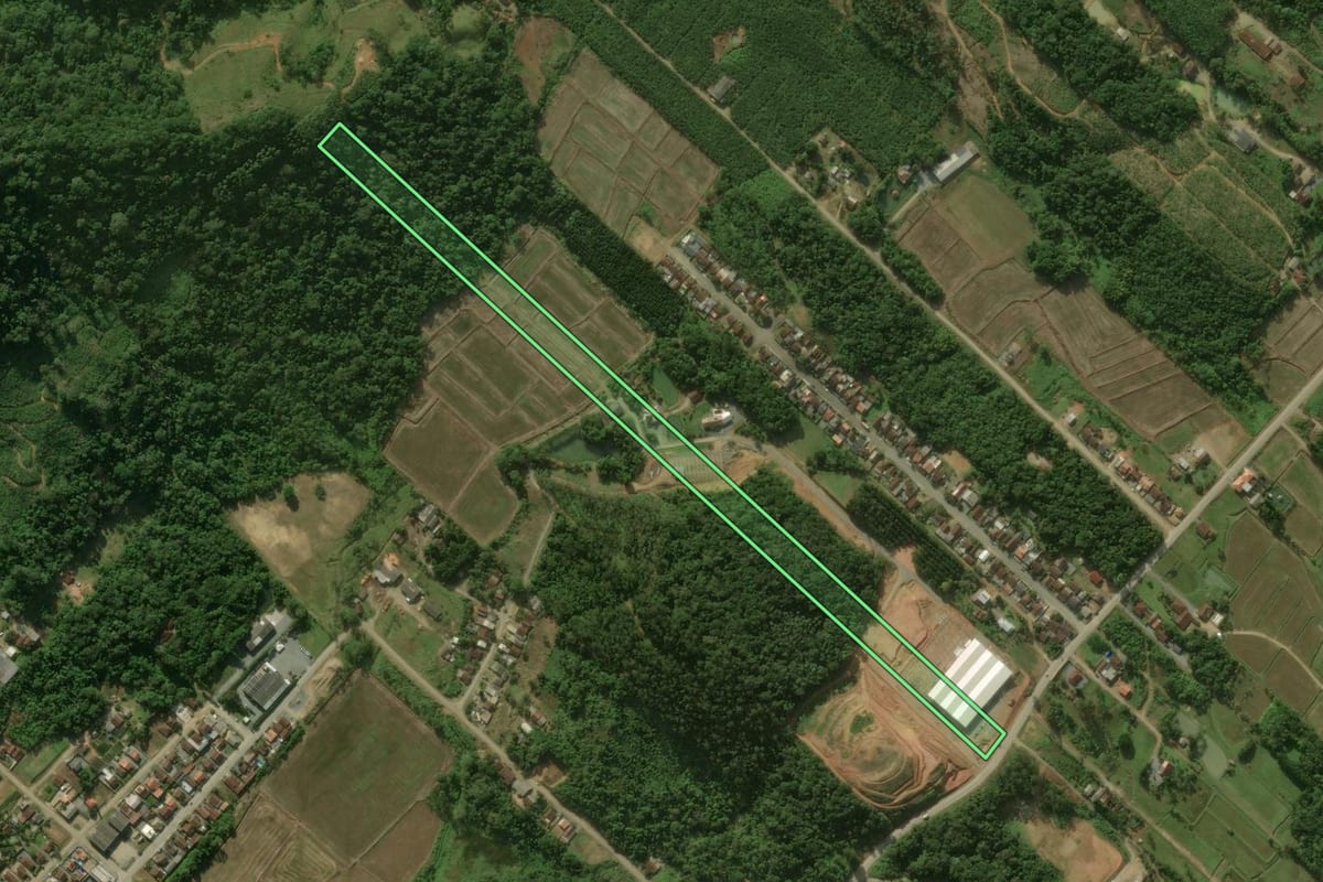 Imagem de satélite do imóvel rural em Schroeder (SC), com o contorno declarado no CAR desenhado por cima.