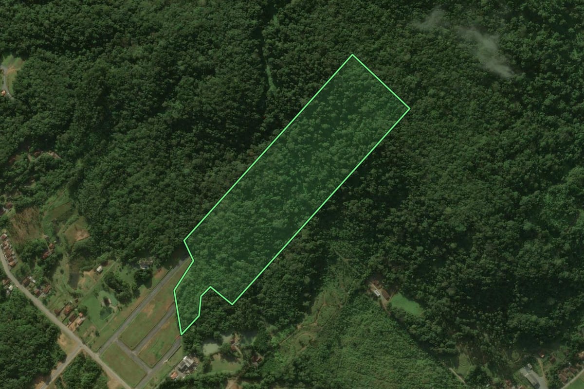 Imagem de satélite do imóvel rural em Schroeder (SC), com o contorno declarado no CAR desenhado por cima.