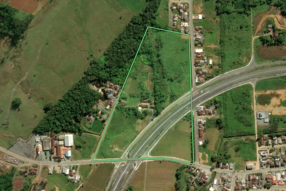 Imagem de satélite do imóvel rural em Schroeder (SC), com o contorno declarado no CAR desenhado por cima.