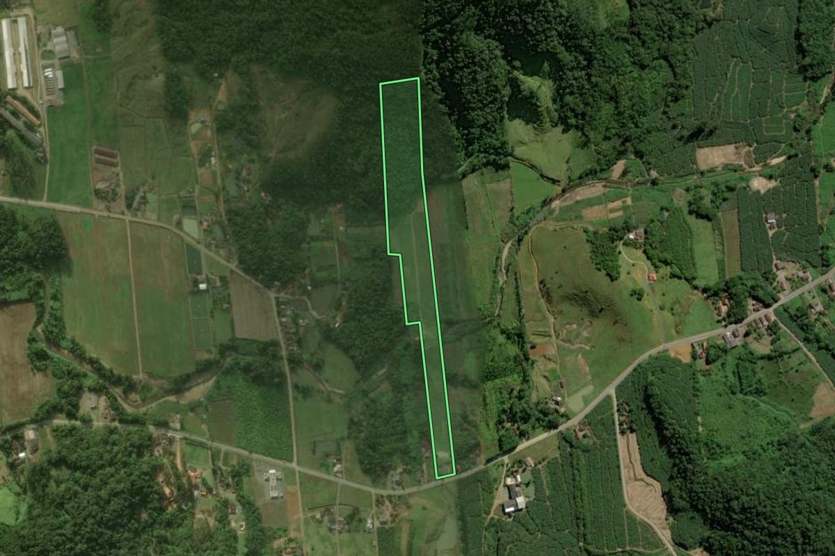 Imagem de satélite do imóvel rural em Schroeder (SC), com o contorno declarado no CAR desenhado por cima.