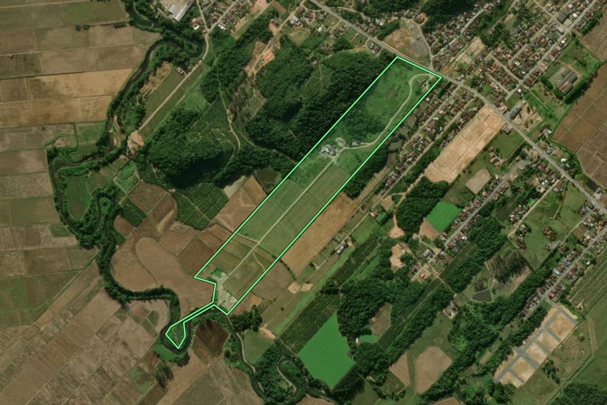 Imagem de satélite do imóvel rural em Schroeder (SC), com o contorno declarado no CAR desenhado por cima.