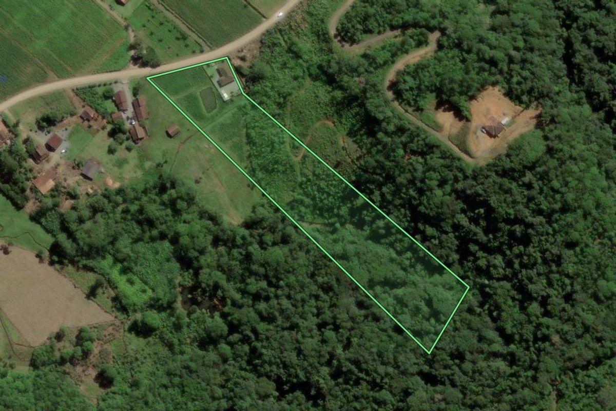 Imagem de satélite do imóvel rural em Schroeder (SC), com o contorno declarado no CAR desenhado por cima.