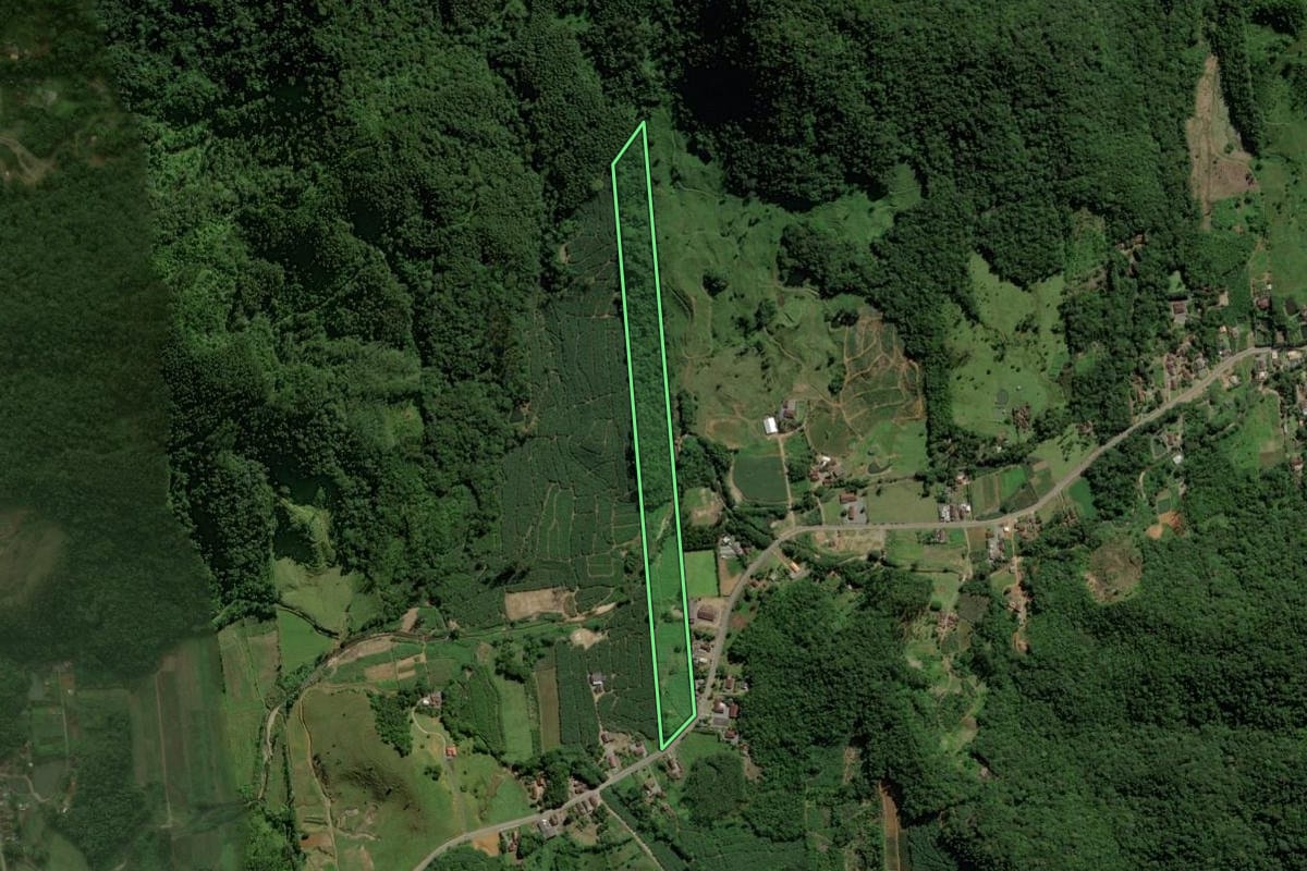Imagem de satélite do imóvel rural em Schroeder (SC), com o contorno declarado no CAR desenhado por cima.