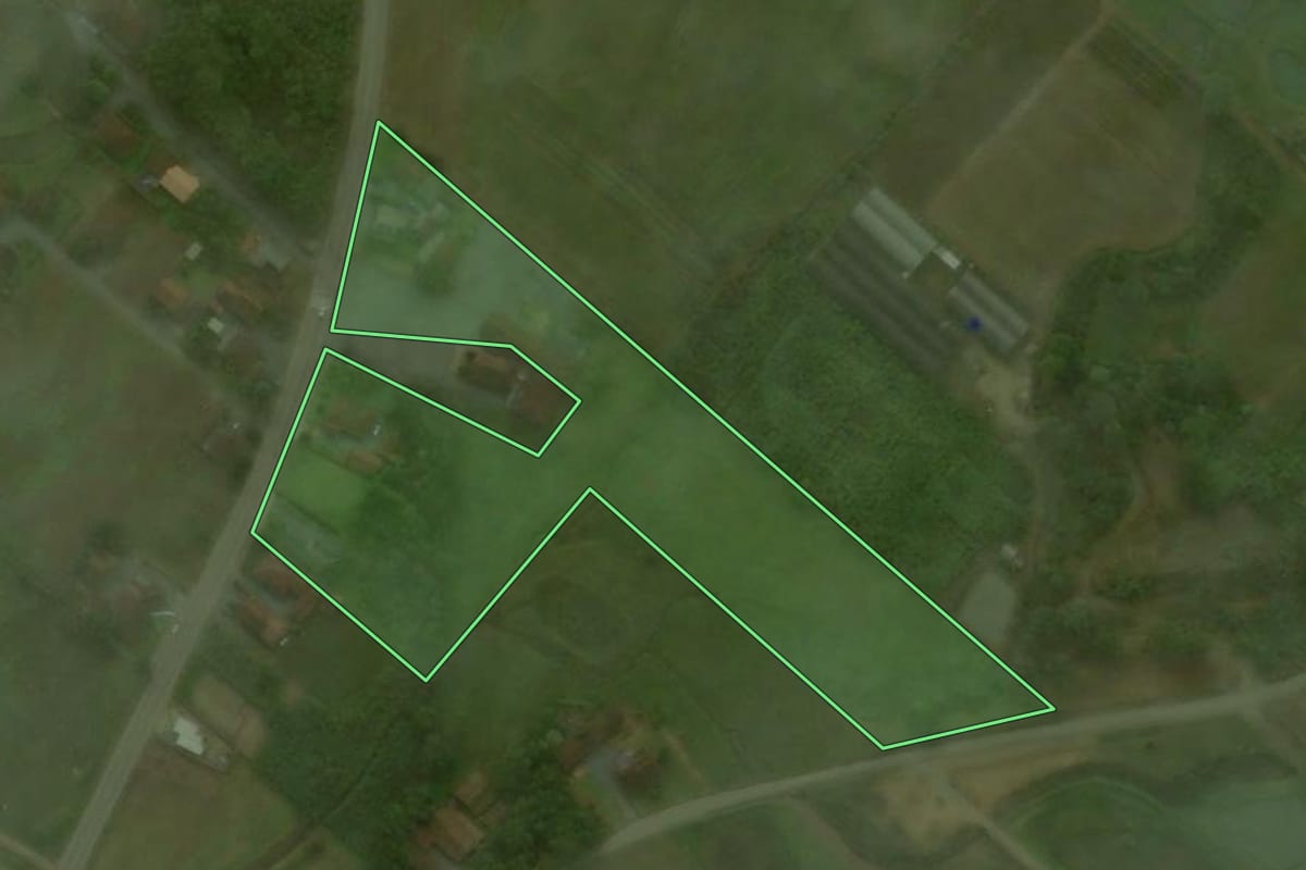 Imagem de satélite do imóvel rural em Schroeder (SC), com o contorno declarado no CAR desenhado por cima.
