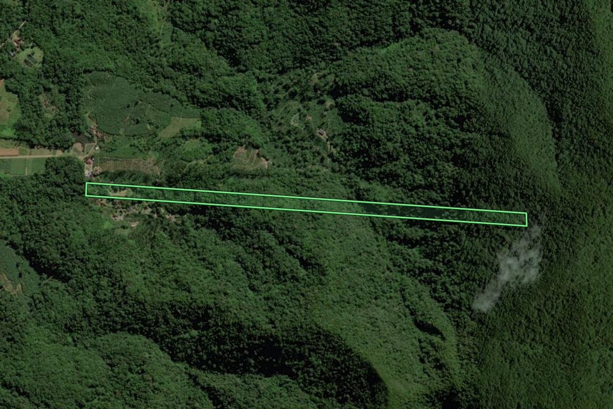 Imagem de satélite do imóvel rural em Schroeder (SC), com o contorno declarado no CAR desenhado por cima.