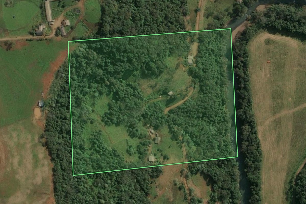 Imagem de satélite do imóvel rural em Seara (SC), com o contorno declarado no CAR desenhado por cima.