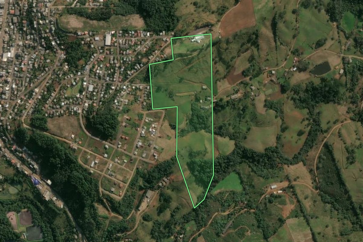 Imagem de satélite do imóvel rural em Seara (SC), com o contorno declarado no CAR desenhado por cima.