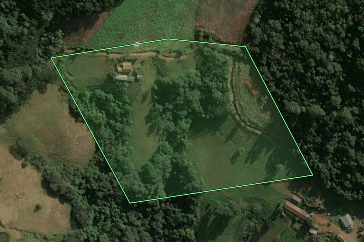 Imagem de satélite do imóvel rural em Seara (SC), com o contorno declarado no CAR desenhado por cima.