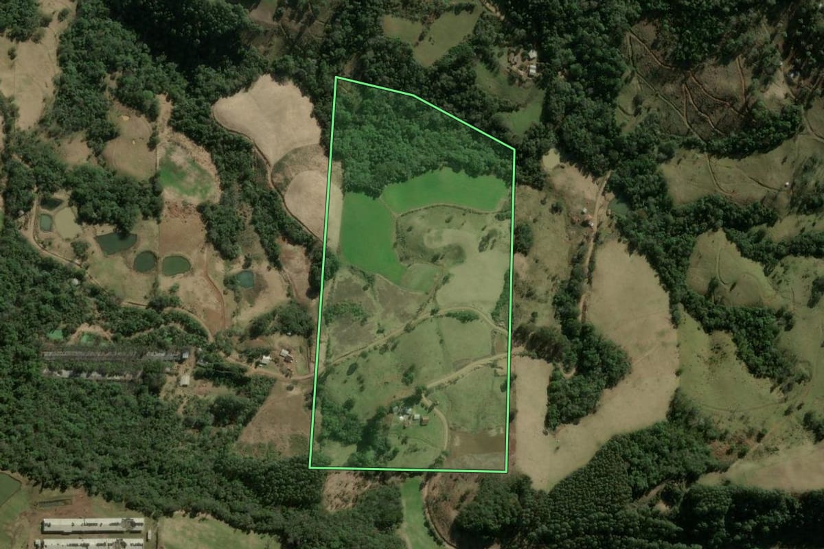 Imagem de satélite do imóvel rural em Seara (SC), com o contorno declarado no CAR desenhado por cima.