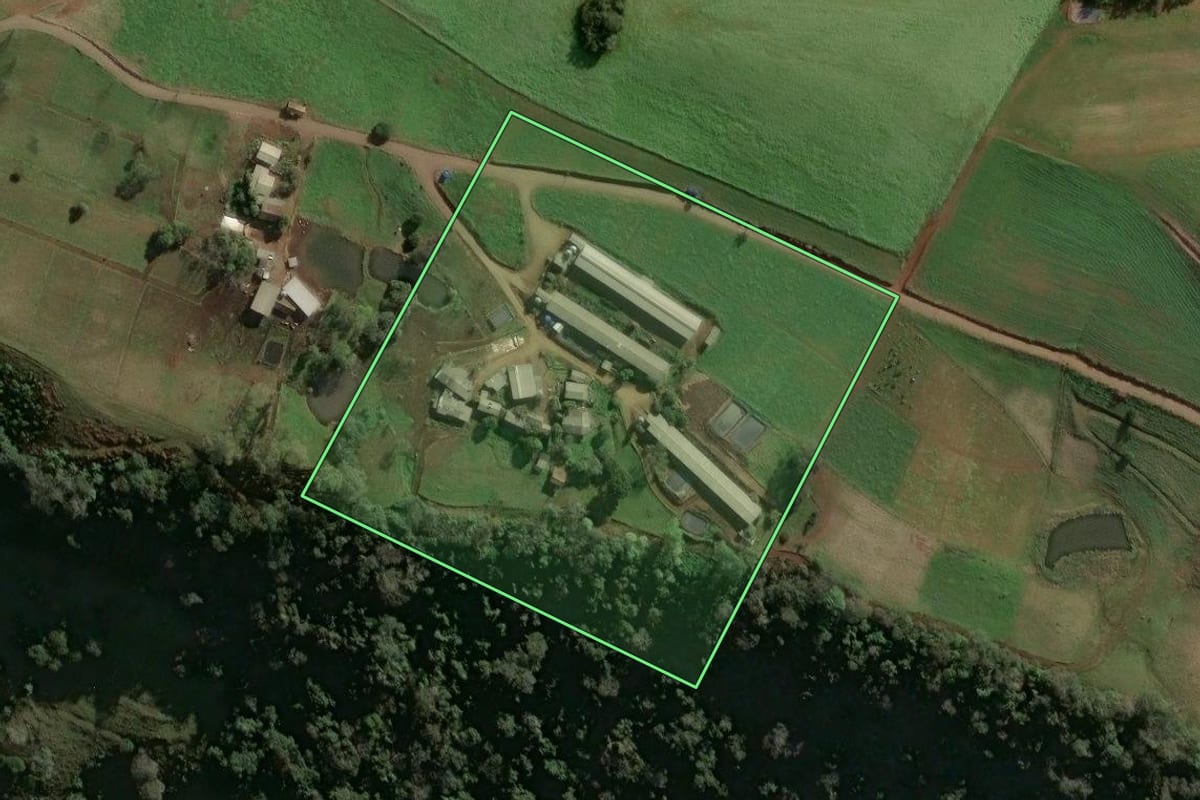 Imagem de satélite do imóvel rural em Seara (SC), com o contorno declarado no CAR desenhado por cima.