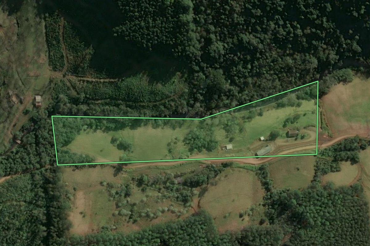 Imagem de satélite do imóvel rural em Seara (SC), com o contorno declarado no CAR desenhado por cima.