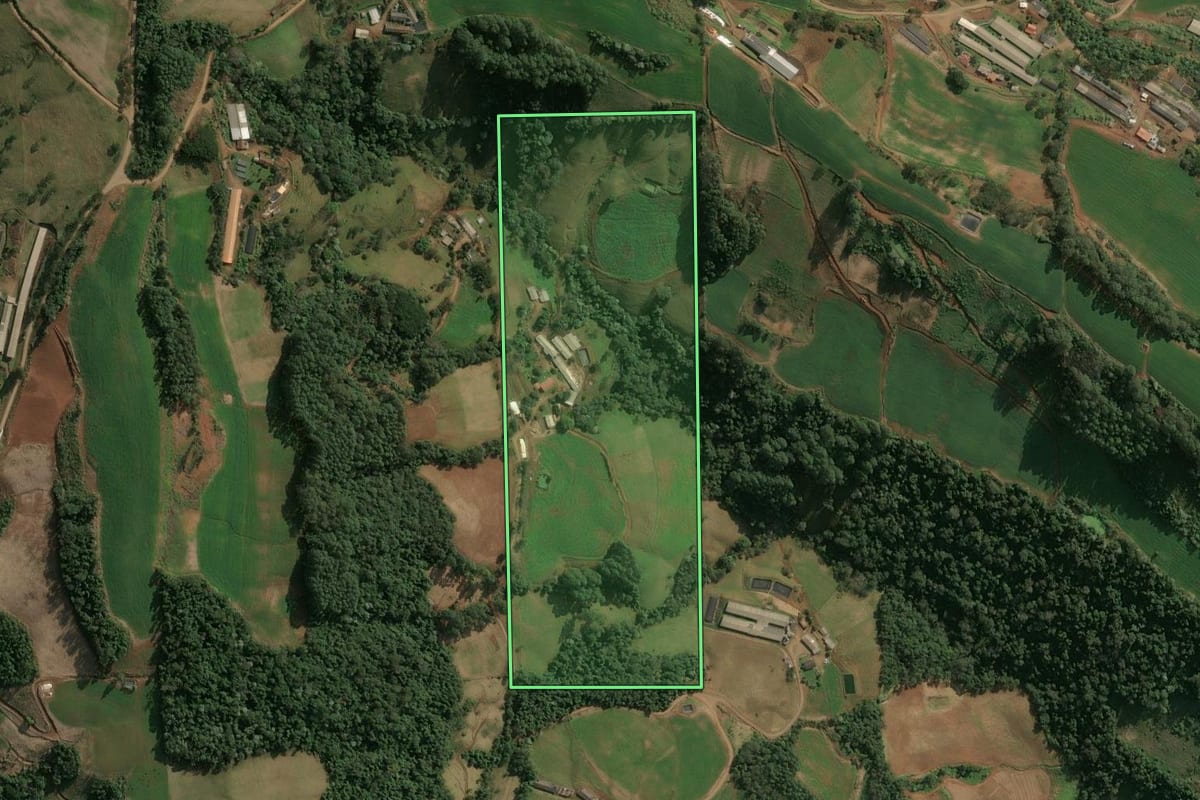 Imagem de satélite do imóvel rural em Seara (SC), com o contorno declarado no CAR desenhado por cima.