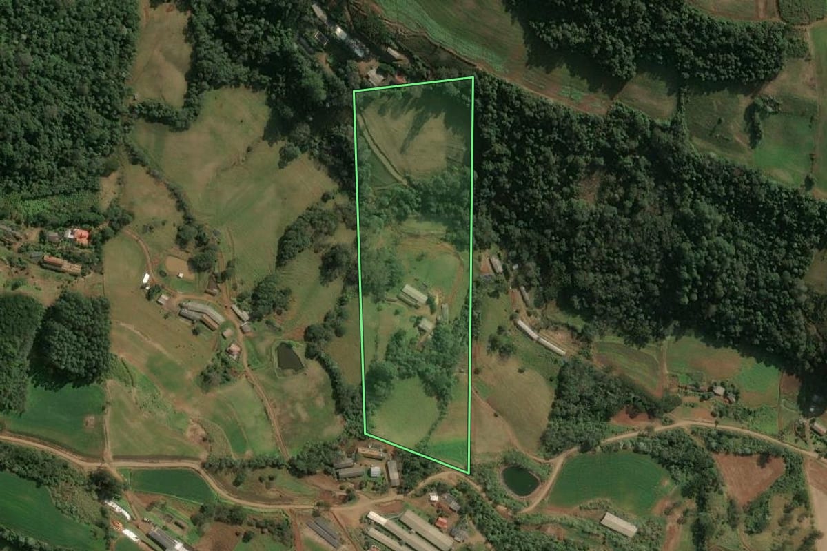 Imagem de satélite do imóvel rural em Seara (SC), com o contorno declarado no CAR desenhado por cima.