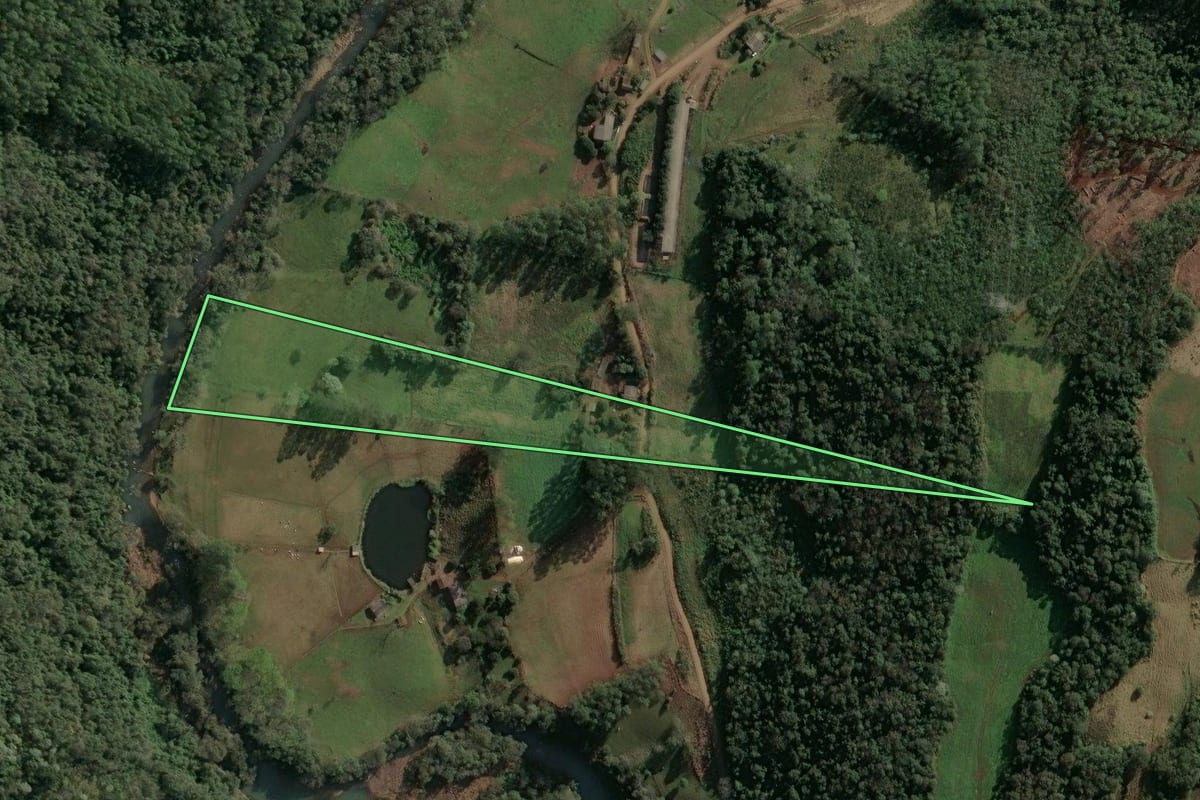 Imagem de satélite do imóvel rural em Seara (SC), com o contorno declarado no CAR desenhado por cima.