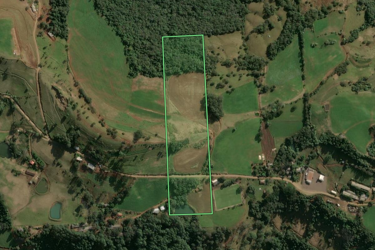 Imagem de satélite do imóvel rural em Seara (SC), com o contorno declarado no CAR desenhado por cima.