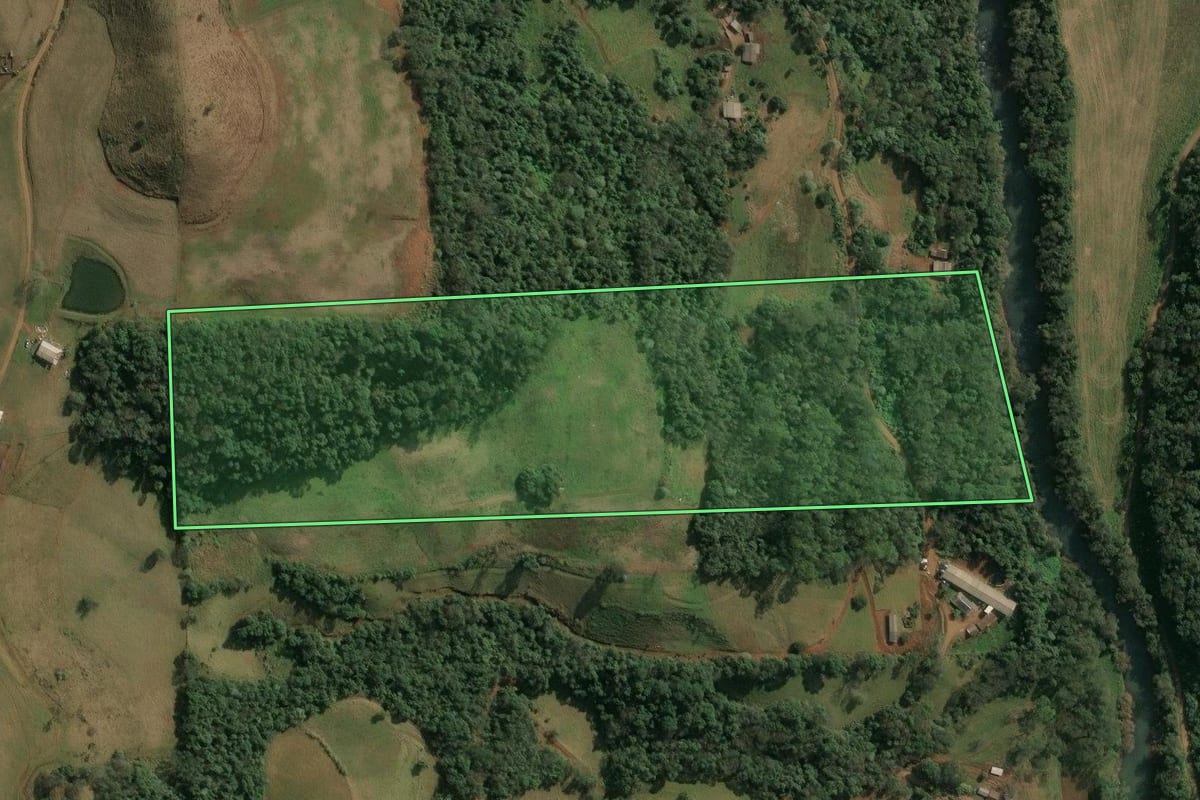 Imagem de satélite do imóvel rural em Seara (SC), com o contorno declarado no CAR desenhado por cima.