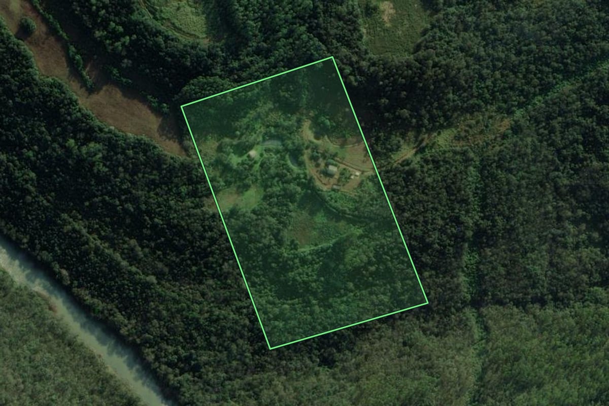 Imagem de satélite do imóvel rural em Seara (SC), com o contorno declarado no CAR desenhado por cima.