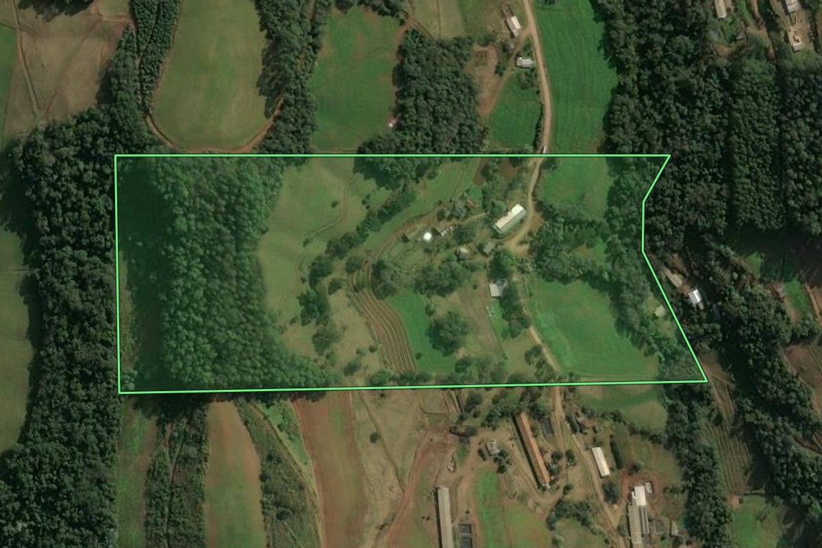 Imagem de satélite do imóvel rural em Seara (SC), com o contorno declarado no CAR desenhado por cima.