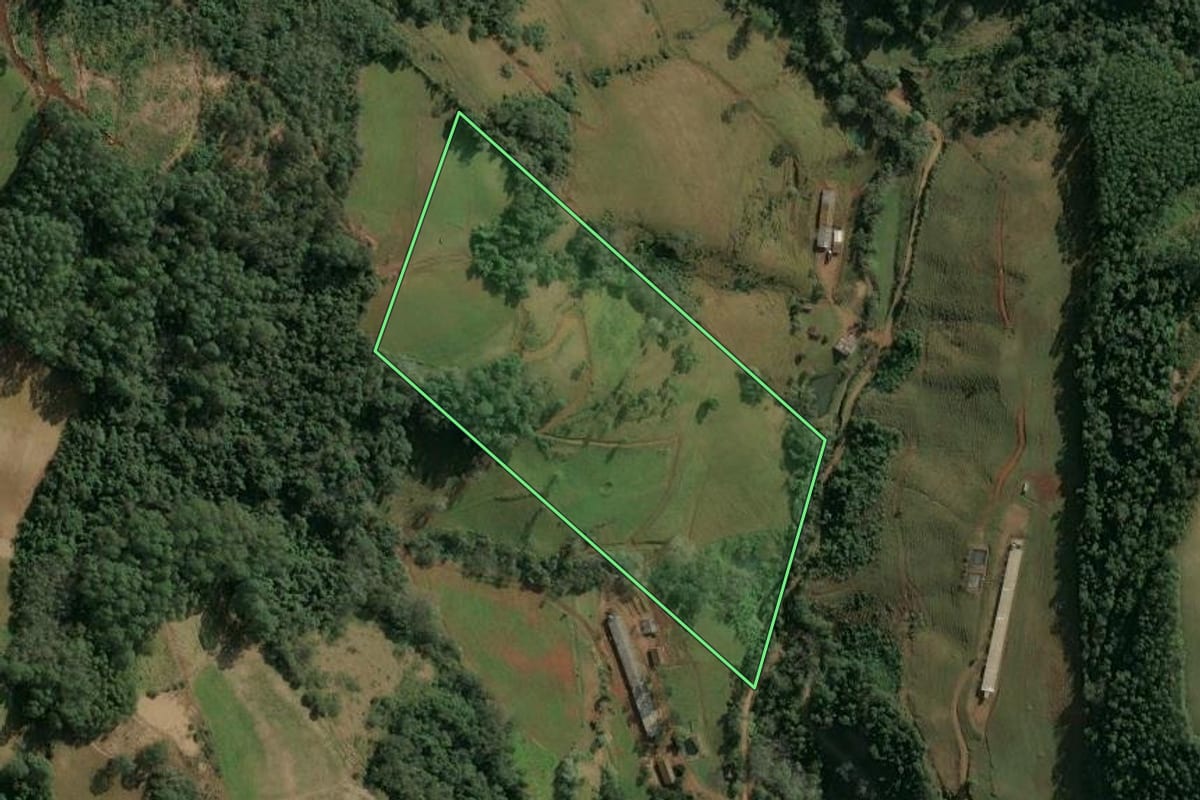 Imagem de satélite do imóvel rural em Seara (SC), com o contorno declarado no CAR desenhado por cima.