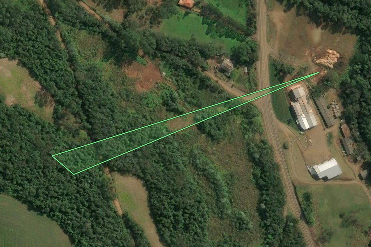 Imagem de satélite do imóvel rural em Seara (SC), com o contorno declarado no CAR desenhado por cima.
