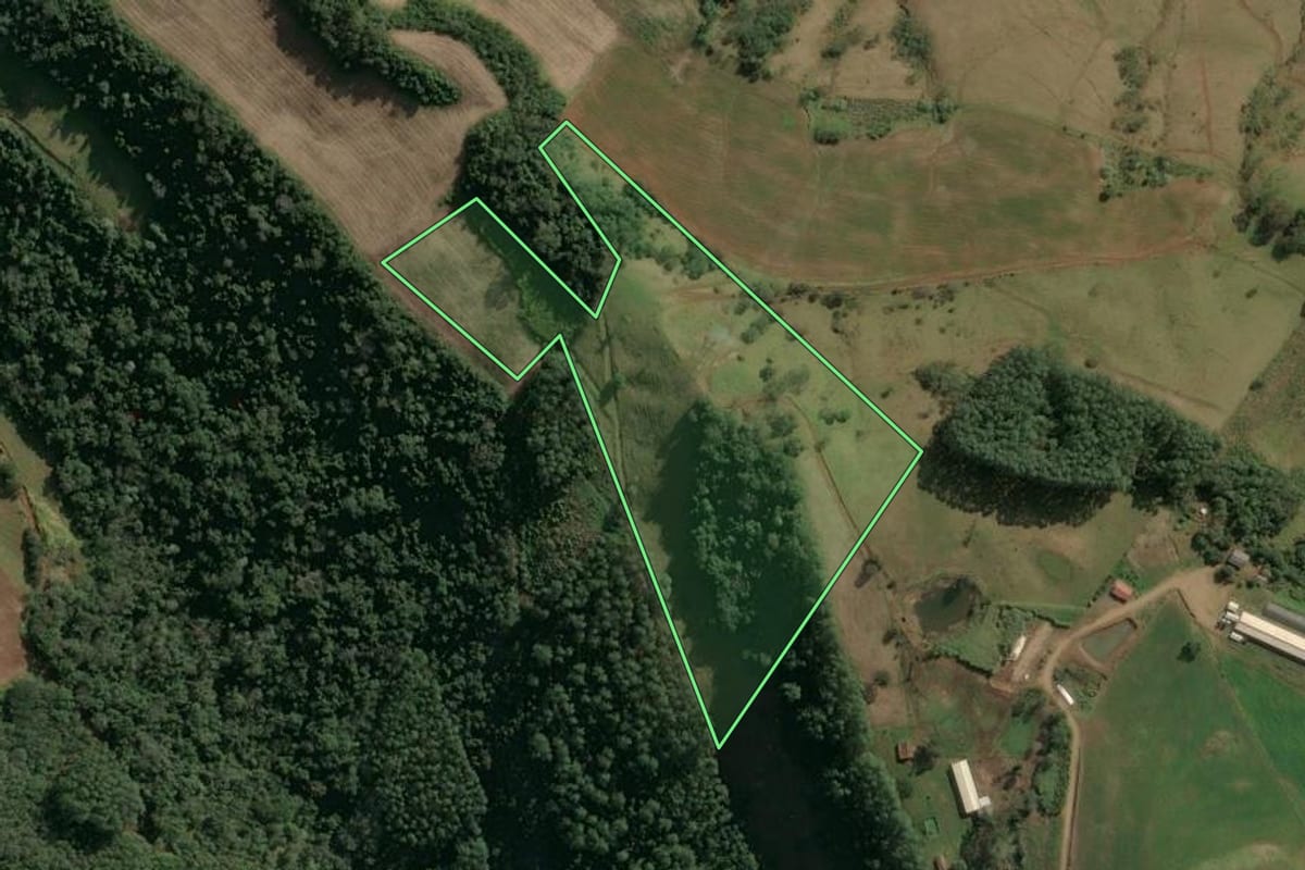 Imagem de satélite do imóvel rural em Seara (SC), com o contorno declarado no CAR desenhado por cima.