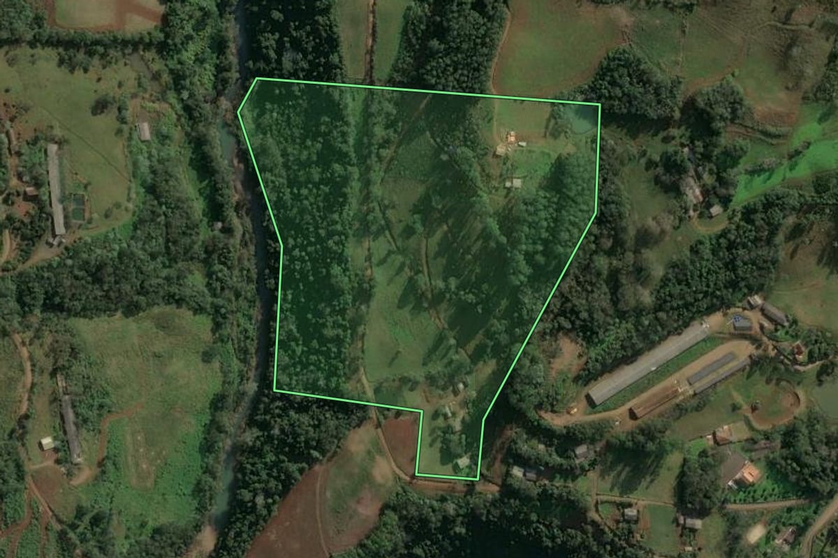 Imagem de satélite do imóvel rural em Seara (SC), com o contorno declarado no CAR desenhado por cima.