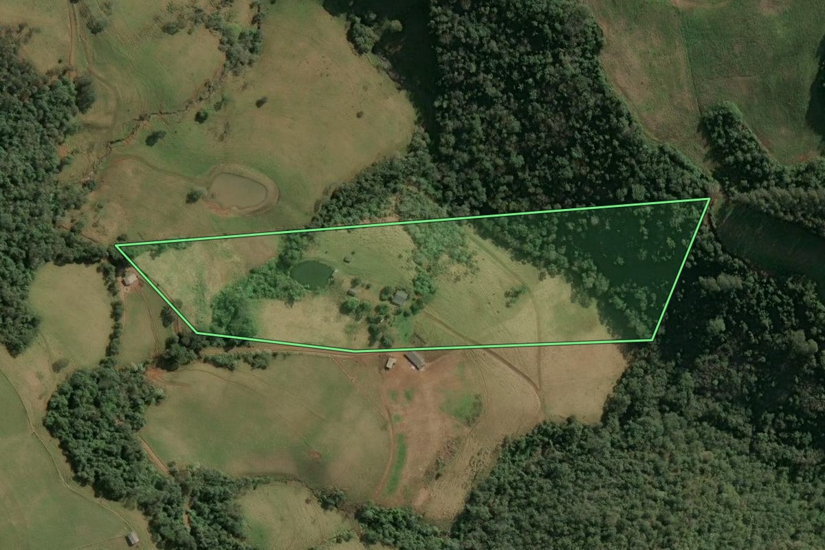 Imagem de satélite do imóvel rural em Seara (SC), com o contorno declarado no CAR desenhado por cima.