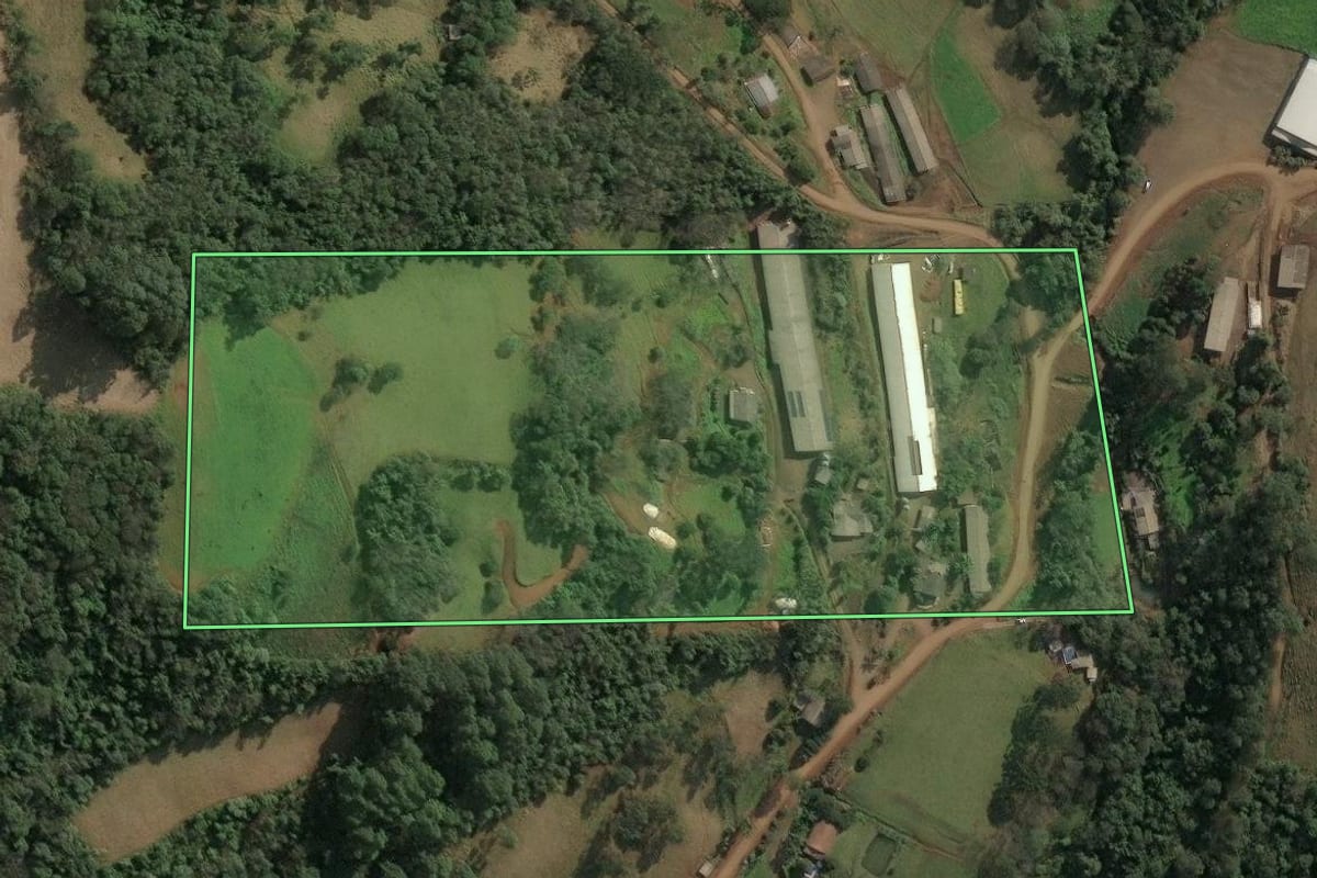 Imagem de satélite do imóvel rural em Seara (SC), com o contorno declarado no CAR desenhado por cima.