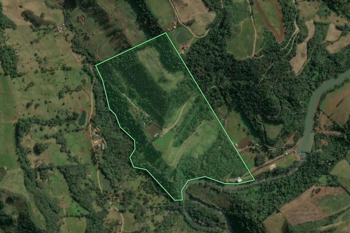 Imagem de satélite do imóvel rural em Seara (SC), com o contorno declarado no CAR desenhado por cima.