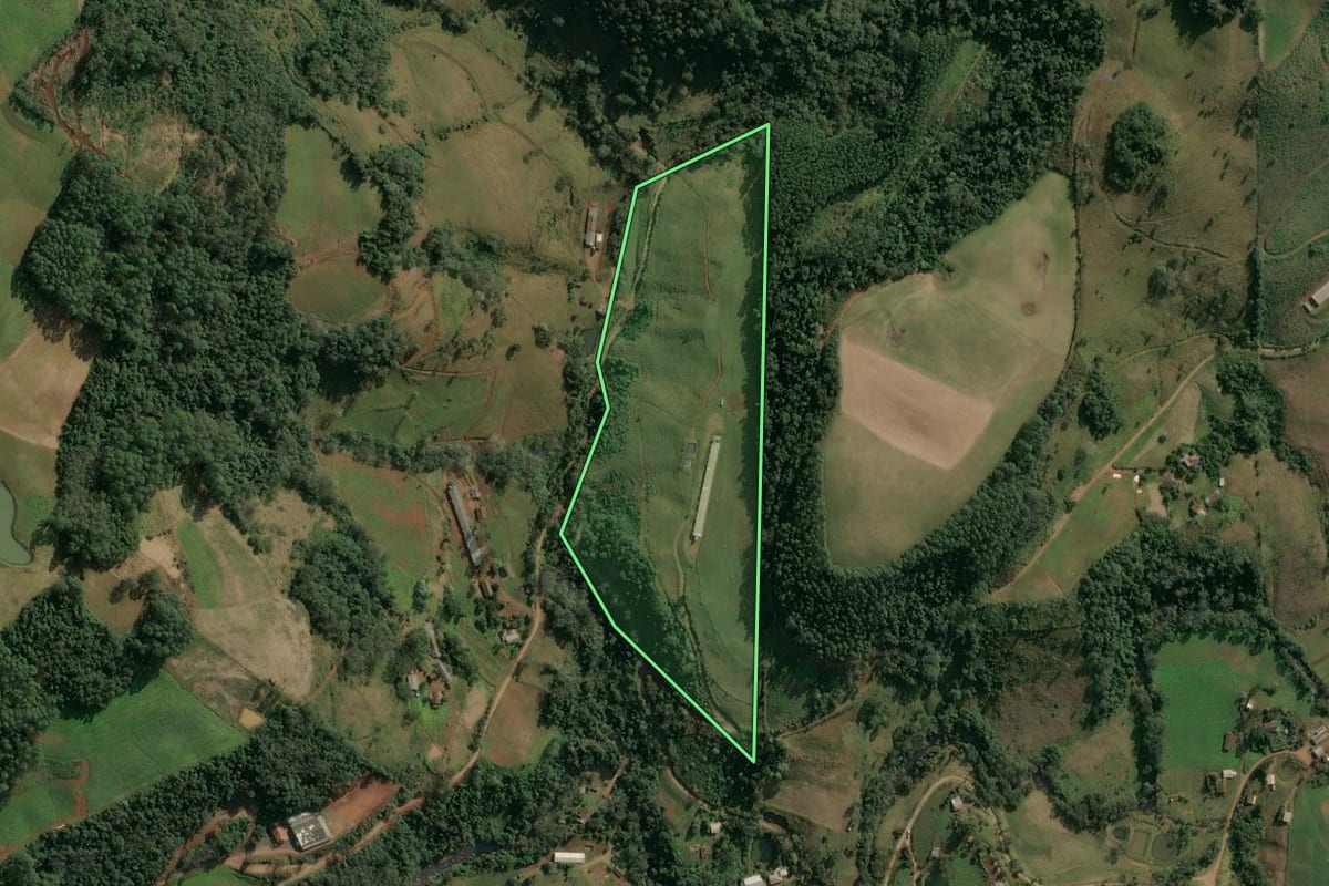 Imagem de satélite do imóvel rural em Seara (SC), com o contorno declarado no CAR desenhado por cima.
