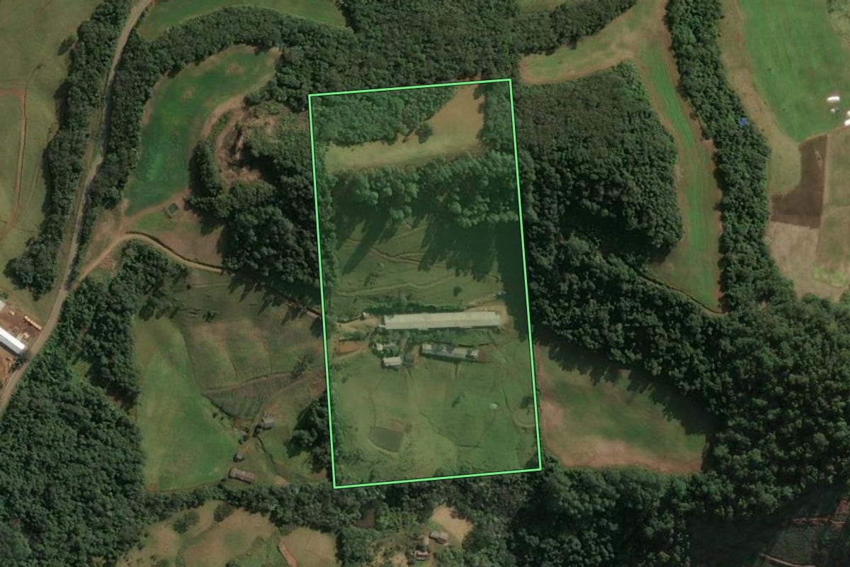 Imagem de satélite do imóvel rural em Seara (SC), com o contorno declarado no CAR desenhado por cima.