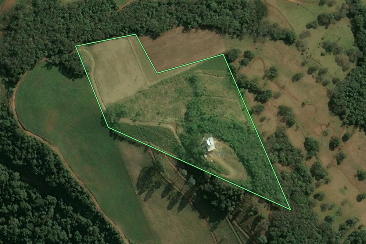 Imagem de satélite do imóvel rural em Seara (SC), com o contorno declarado no CAR desenhado por cima.
