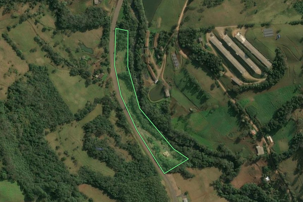Imagem de satélite do imóvel rural em Seara (SC), com o contorno declarado no CAR desenhado por cima.